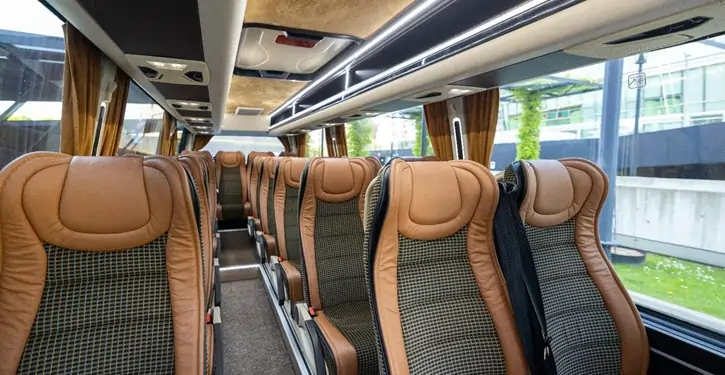 Der Setra Inside Rear View zeigt den luxuriösen Innenraum mit bequemen Ledersitzen und modernem Design eines Premium-Busses.